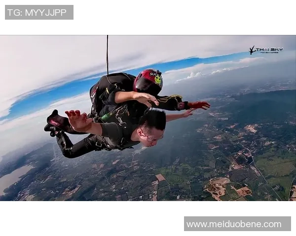 从高空一跃而下探寻跳水运动背后的力量与美学