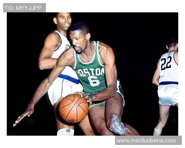 比尔·拉塞尔的传奇篮球生涯与不朽遗产分析 比尔·拉塞尔的传奇篮球生涯与不朽遗产分析